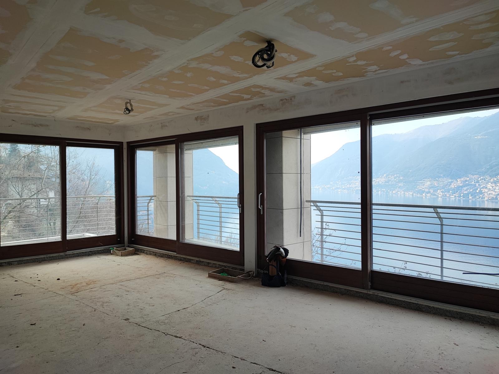 Como Residence — La zona giorno durante i lavori · Le aperture sul lago